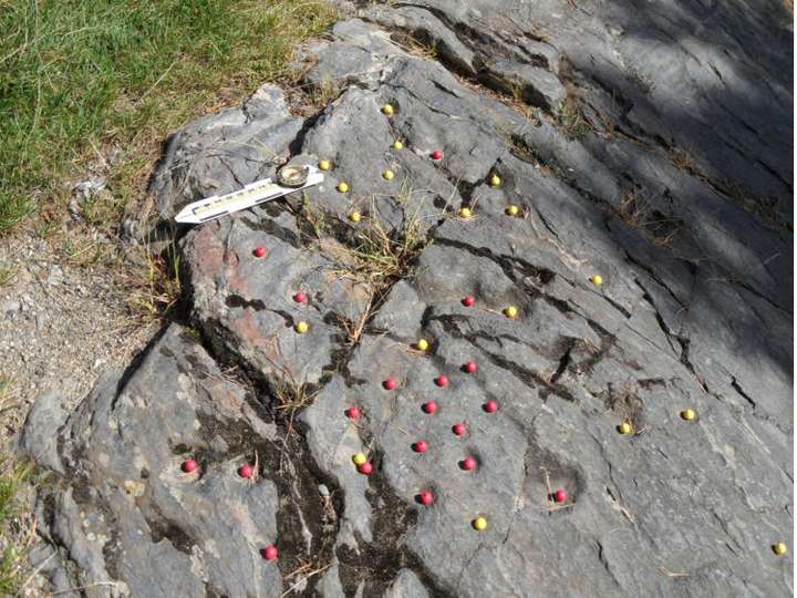 Detail des Steins auf der linken Seite oberhalb der 'Rutschbahn'