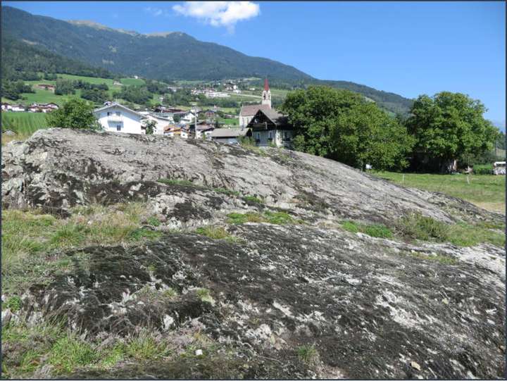 Großer Schalenstein von SO gegen die Kirche von Feldthurns